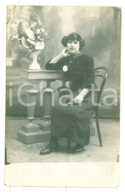 1930 ca REGGIO CALABRIA Ritratto di donna con vaso di fiori *Foto SERGI & FIGLI 1930 ca REGGIO CALABRIA Ritratto di donna con vaso di fiori *Foto SERGI & FIGLI